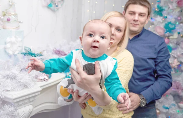 Liefhebbende ouders tonen hun baby kerstcadeaus — Stockfoto