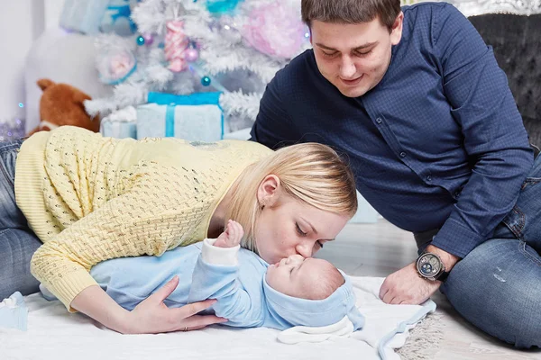 Pais Amorosos Abraçar Seu Bebê Uma Sala Estar Acolhedora Conceito — Fotografia de Stock