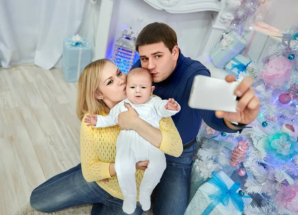 Rodiče s jejich dítětem, při pohledu na prázdné vánoční přání. — Stock fotografie