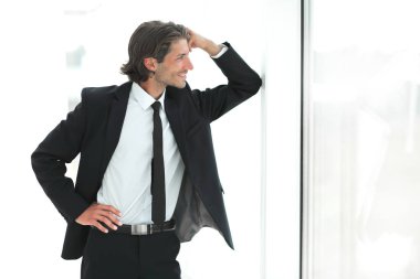 office penceresinde yakın duran gülümseyen iş adamı