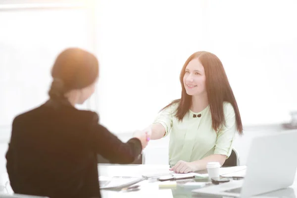 Willkommener Handschlag zweier Geschäftsfrauen am Schreibtisch.Foto mit Kopierraum — Stockfoto