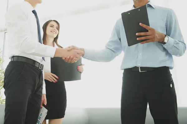 Stretta di mano di partner commerciali in piedi in ufficio — Foto Stock