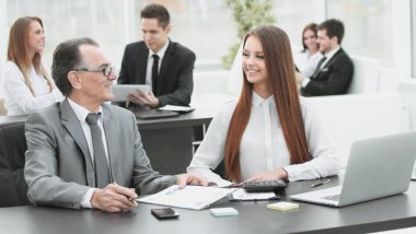 Pazarlamacı ve kağıt grafiklerle çalışma Yöneticisi takım.