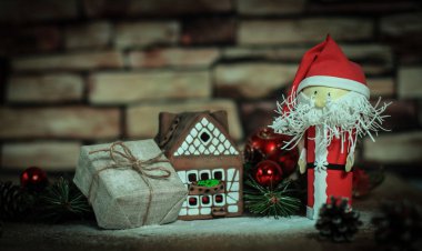 Zencefilli kurabiye evinin arka planında Noel hediyesi