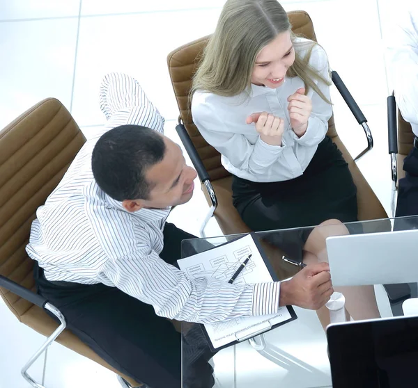 Equipo de negocios discutiendo un concepto de negocio document.the. — Foto de Stock