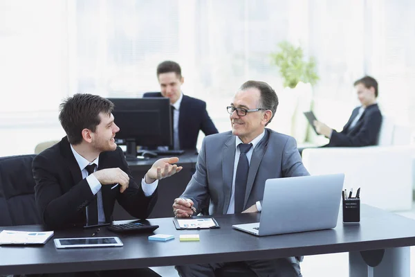 Glimlachende collega 's werken met uitwisseling in het kantoor — Stockfoto