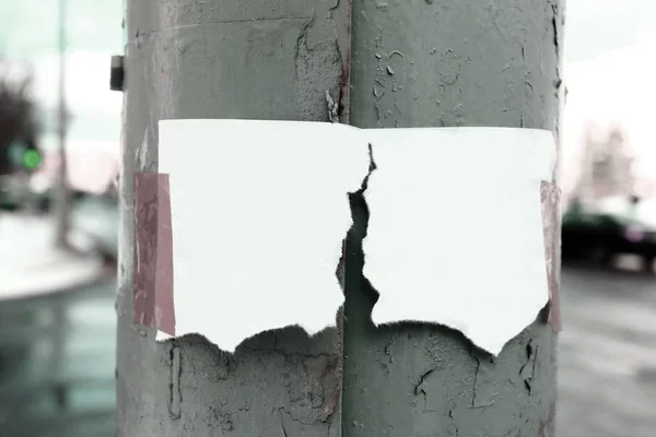 Due strappato un foglio bianco sulla vecchia recinzione — Foto Stock