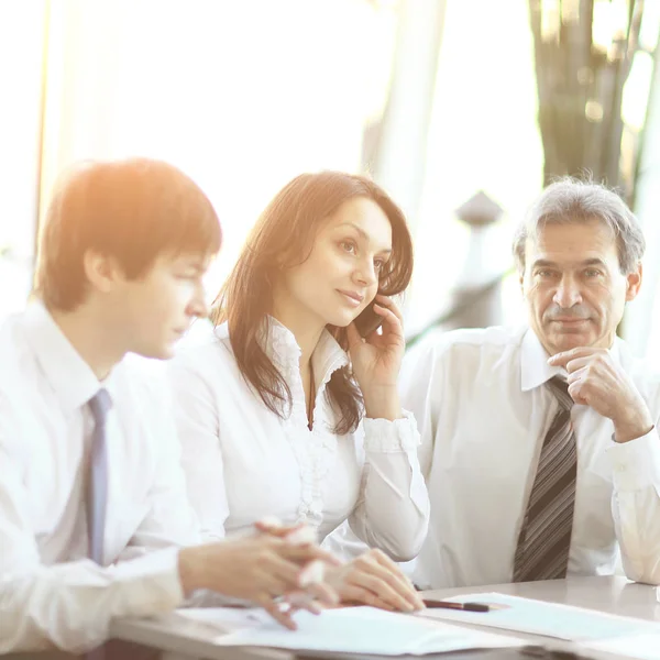 Geschäftskollegen analysieren Finanzstatistiken am Schreibtisch — Stockfoto