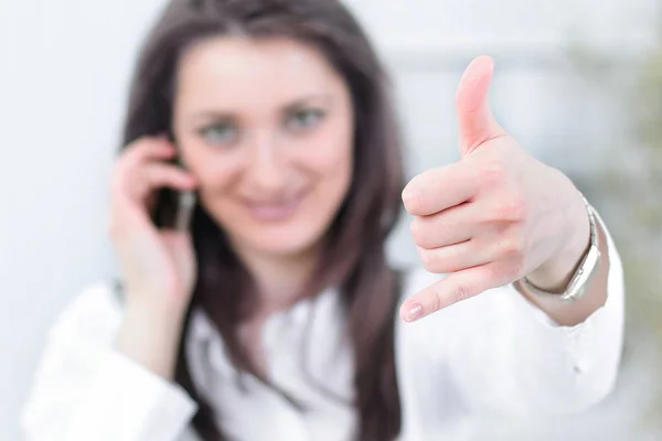 Executiva mulher de negócios falando no telefone móvel — Fotografia de Stock