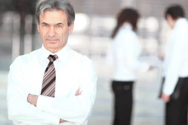 Retrato de um empresário sênior no escritório de fundo borrado — Fotografia de Stock