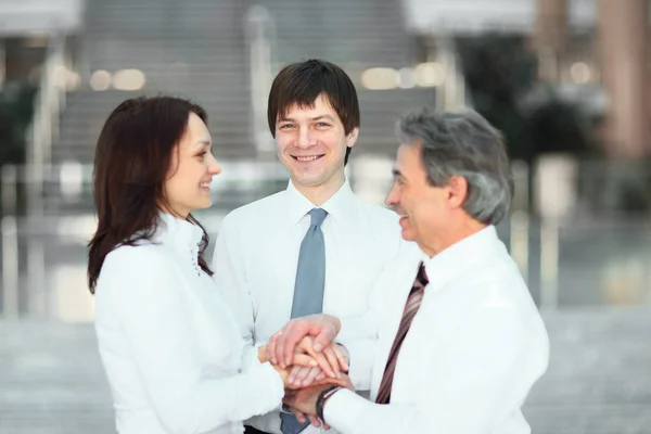 Hand in Hand Gruppenbüro Teamwork zeigt die Kraft des Erfolgs — Stockfoto