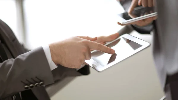 Handen van mensen die met een tablet computer werken. Technologie — Stockfoto