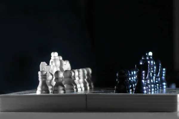 De samenstelling van het schaken op donkere achtergrond. strategie concept — Stockfoto