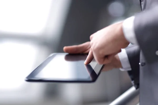 Fechar up.businessman pressionando o dedo na tela do tablet digital — Fotografia de Stock