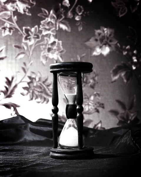 Closeup.hourglass avec sable blanc sur une table en bois — Photo