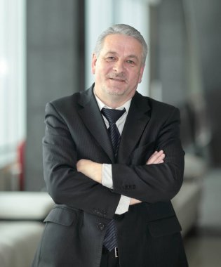 office arka plan üzerinde yetişkin bir işadamı portresi