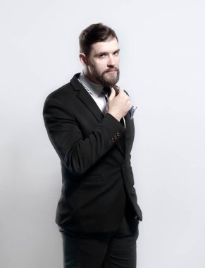 gri arka plan üzerinde kendine güvenen bir businessman.isolated portresi