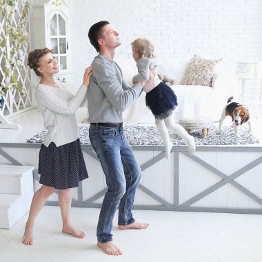 sevgi dolu anne kızı yatak odasında oynamak.