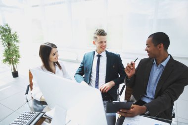 iş ile tartışan işadamı finansal belgeler takım.