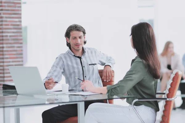 Le gestionnaire prépare le contrat avec le client — Photo