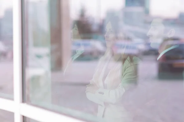 Erfolgreiches Business-Team steht vor einem Fenster in einem modernen Büro — Stockfoto