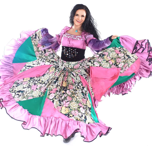 Портрет красивой цыганской танцовщицы исполняет танец на белом фоне — стоковое фото