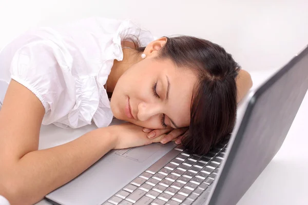 Closeup.young mujer de negocios durmiendo en el teclado del ordenador portátil — Foto de Stock