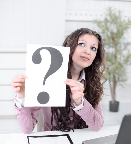Nachdenkliche Geschäftsfrau mit Fragezeichen — Stockfoto