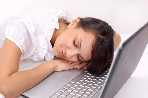 Closeup.young mujer de negocios durmiendo en el teclado del ordenador portátil Imagen De Stock