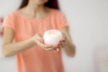 yanan bir mum ile up.Beautiful genç kadın kapatmak