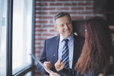 Yeni bir sözleşme imzalama closeup.business ortaklar. iş kavramı