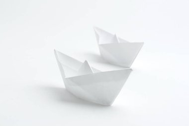 origami tekniğinde yapılmış iki beyaz tekne