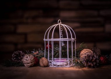 Noel arkaplanı. Noel mumu ve Noel ağacı süsü.