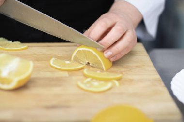 turuncu bir ahşap tahta üzerine dilimler up.cook kapatın