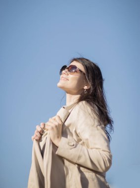 mavi bir arka plan üzerinde emin iş kadını