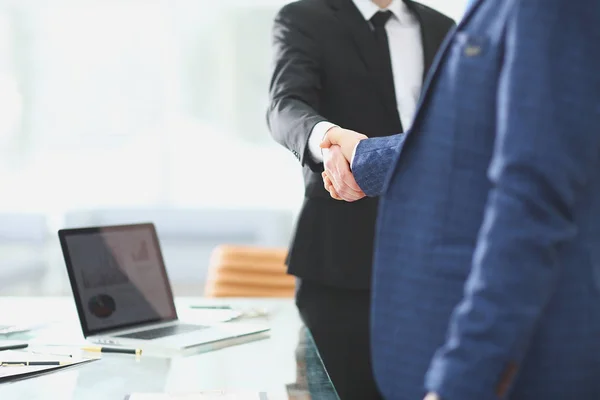 Handshake affärspartners står bredvid skrivbordet — Stockfoto