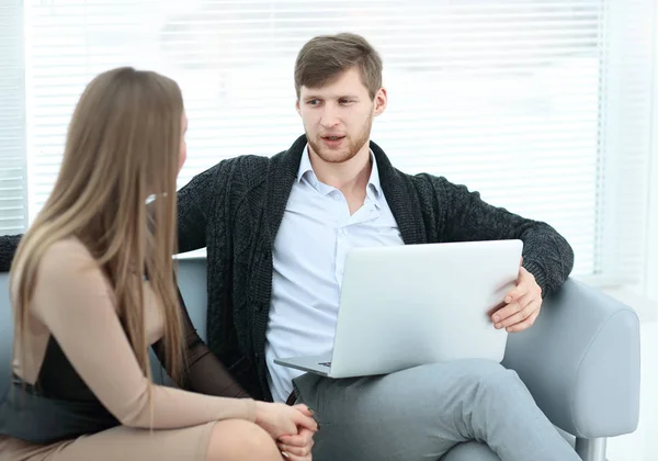 Pareja de negocios sentados en la oficina y trabajando - hablando — Foto de Stock