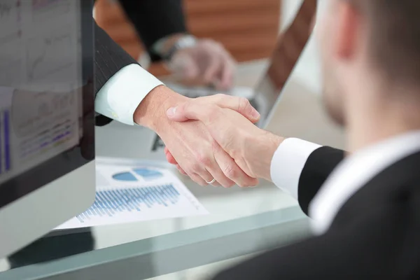 Close up. handshake of business partners above the Desk. — Stock Photo, Image
