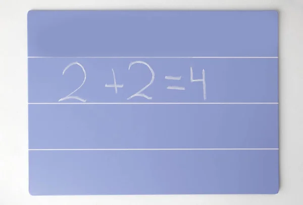Närbild. formeln är skriven för barnens styrelsen på en vit bakgrund — Stockfoto