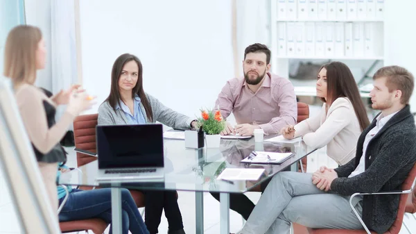 Equipo empresarial discutiendo la presentación de un nuevo proyecto empresarial — Foto de Stock