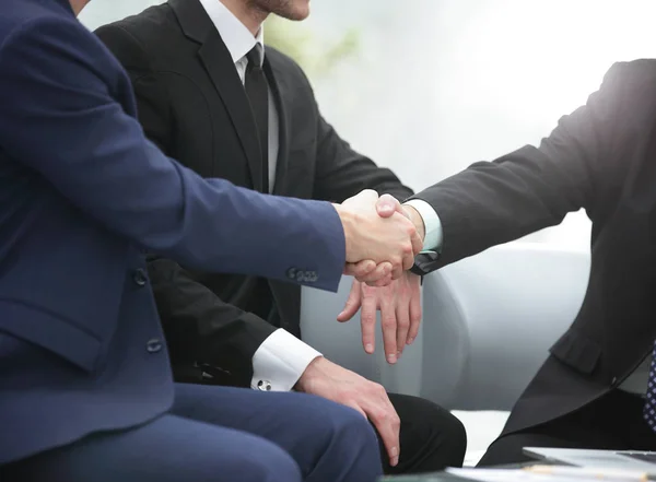 Stäng up.handshake affärsmän vid ett möte — Stockfoto