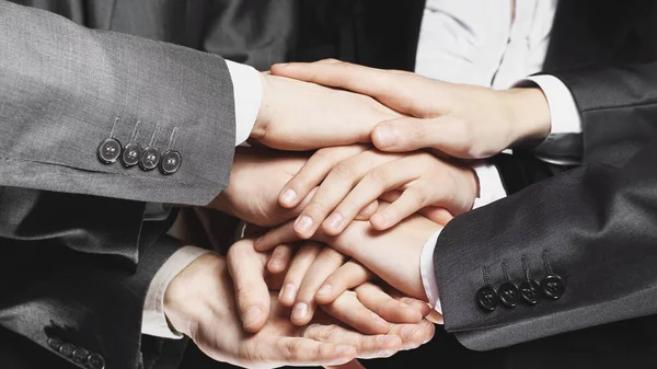 Close up. Business-Team mit zusammengeklammerten Händen — Stockfoto