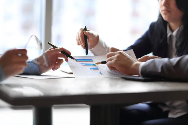 Close-up. het bedrijf-team analyseert de financiële gegevens. — Stockfoto