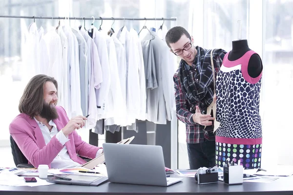 Dois estilistas estão trabalhando na criação de roupas femininas no Estúdio — Fotografia de Stock