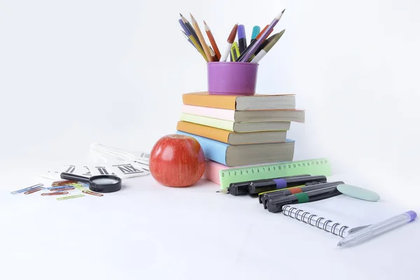 Livros e uma variedade de materiais de escritório sobre fundo branco .phot — Fotografia de Stock