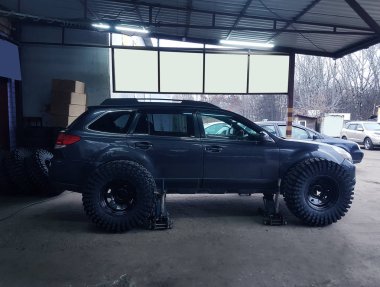 Siyah bir araba araba atölye için hidrolik krikolar.