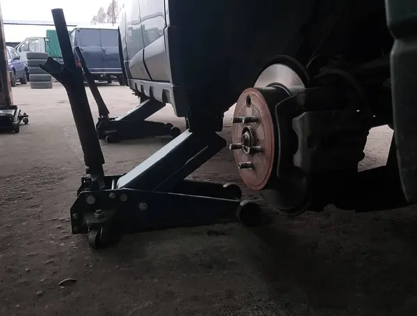 Balanceamento de rodas e substituição de pneus na garagem — Fotografia de Stock
