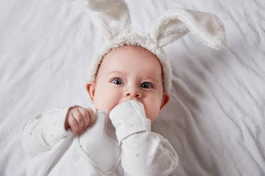 up.Pretty bebek yatakta yatarken tavşan kıyafetli kapatın.