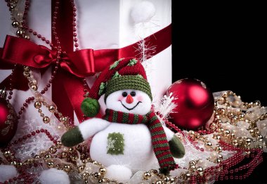 Noel hediyeli bir kutu ve siyah bir Noel süslemesi.