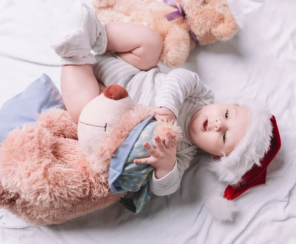 Bebé feliz en sombrero de Santas con juguetes suaves — Foto de Stock